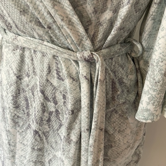 AMBRIELLE | Women’s Snake Spandex Green Gray Cozy Short Robe Size M - Picture 4 of 6